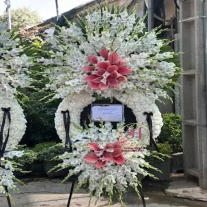 قیمت انواع تاج گل ترحیم شیک در تهران: راهنمای کامل برای سفارش تاج گل ترحیم شیک